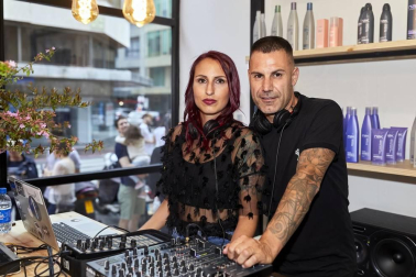 Edurne Senosiain ha abierto un nuevo salón de peluquería, en esta ocasión en la pamplonesa calle de Emilio Arrieta. Un excelente motivo para reunir a familiares, clientes y amigos en el nuevo espacio y compartir con ellos una fiesta de inauguración que contó con catering, música dj y un inmejorable ambiente.