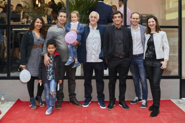 Edurne Senosiain ha abierto un nuevo salón de peluquería, en esta ocasión en la pamplonesa calle de Emilio Arrieta. Un excelente motivo para reunir a familiares, clientes y amigos en el nuevo espacio y compartir con ellos una fiesta de inauguración que contó con catering, música dj y un inmejorable ambiente.