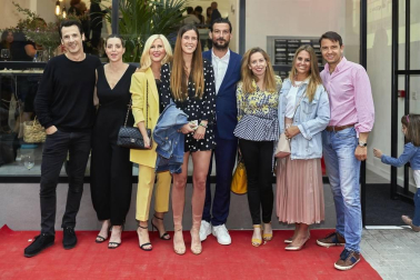 Edurne Senosiain ha abierto un nuevo salón de peluquería, en esta ocasión en la pamplonesa calle de Emilio Arrieta. Un excelente motivo para reunir a familiares, clientes y amigos en el nuevo espacio y compartir con ellos una fiesta de inauguración que contó con catering, música dj y un inmejorable ambiente.