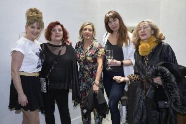 Edurne Senosiain ha abierto un nuevo salón de peluquería, en esta ocasión en la pamplonesa calle de Emilio Arrieta. Un excelente motivo para reunir a familiares, clientes y amigos en el nuevo espacio y compartir con ellos una fiesta de inauguración que contó con catering, música dj y un inmejorable ambiente.