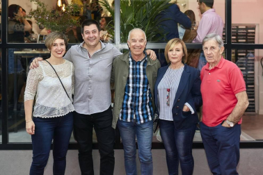 Edurne Senosiain ha abierto un nuevo salón de peluquería, en esta ocasión en la pamplonesa calle de Emilio Arrieta. Un excelente motivo para reunir a familiares, clientes y amigos en el nuevo espacio y compartir con ellos una fiesta de inauguración que contó con catering, música dj y un inmejorable ambiente.