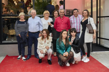 Edurne Senosiain ha abierto un nuevo salón de peluquería, en esta ocasión en la pamplonesa calle de Emilio Arrieta. Un excelente motivo para reunir a familiares, clientes y amigos en el nuevo espacio y compartir con ellos una fiesta de inauguración que contó con catering, música dj y un inmejorable ambiente.