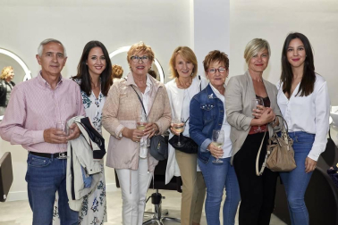 Edurne Senosiain ha abierto un nuevo salón de peluquería, en esta ocasión en la pamplonesa calle de Emilio Arrieta. Un excelente motivo para reunir a familiares, clientes y amigos en el nuevo espacio y compartir con ellos una fiesta de inauguración que contó con catering, música dj y un inmejorable ambiente.