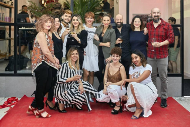Edurne Senosiain ha abierto un nuevo salón de peluquería, en esta ocasión en la pamplonesa calle de Emilio Arrieta. Un excelente motivo para reunir a familiares, clientes y amigos en el nuevo espacio y compartir con ellos una fiesta de inauguración que contó con catering, música dj y un inmejorable ambiente.
