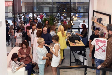 Edurne Senosiain ha abierto un nuevo salón de peluquería, en esta ocasión en la pamplonesa calle de Emilio Arrieta. Un excelente motivo para reunir a familiares, clientes y amigos en el nuevo espacio y compartir con ellos una fiesta de inauguración que contó con catering, música dj y un inmejorable ambiente.