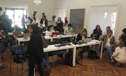Multitud de medios siguiendo en directo la constitución del Ayuntamiento de Pamplona.