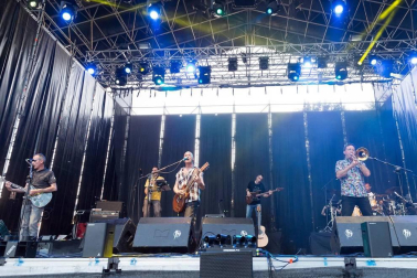 El festival Ribera Sound, que desde el viernes ha celebrado en Tudela su primera edición, ha finalizado con "éxito" tras sumar una asistencia de más de 9.000 personas.
