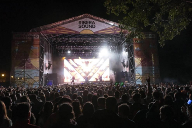 El festival Ribera Sound, que desde el viernes ha celebrado en Tudela su primera edición, ha finalizado con "éxito" tras sumar una asistencia de más de 9.000 personas.
