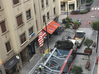 Montaje de los tres pisos extra de un edificio de Carlos III en Pamplona