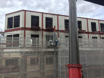 Montaje de los tres pisos extra de un edificio de Carlos III en Pamplona