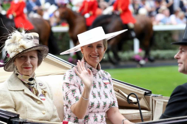 Fotos de los tocados y chisteras en las carreras de Ascot