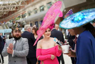 Fotos de los tocados y chisteras en las carreras de Ascot