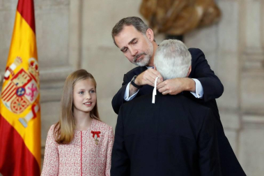 El Rey Felipe VI ha querido celebrar el quinto aniversario de su coronación condecorando con la Orden del Mérito Civil a 41 ciudadanos "ejemplares", procedentes de toda España