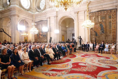El Rey Felipe VI ha querido celebrar el quinto aniversario de su coronación condecorando con la Orden del Mérito Civil a 41 ciudadanos "ejemplares", procedentes de toda España