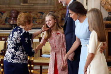 El Rey Felipe VI ha querido celebrar el quinto aniversario de su coronación condecorando con la Orden del Mérito Civil a 41 ciudadanos "ejemplares", procedentes de toda España