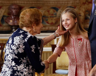 El Rey Felipe VI ha querido celebrar el quinto aniversario de su coronación condecorando con la Orden del Mérito Civil a 41 ciudadanos "ejemplares", procedentes de toda España
