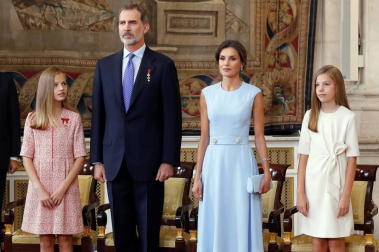 El Rey Felipe VI ha querido celebrar el quinto aniversario de su coronación condecorando con la Orden del Mérito Civil a 41 ciudadanos "ejemplares", procedentes de toda España