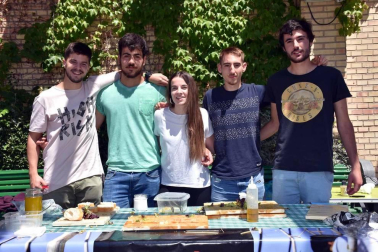 El 14 y 15 de junio Tudela acogió uno de los festivales musicales más esperados del año, el 'Ribera sound', con la presencia de artistas como Fangoria, Mago de Oz, El columpio asesino o Celtas cortos. Además, se desarrollaron durante el día otras actividades paralelas. ¡Click! se acercó la mañana del sábado a la calle Herrerías y el Paseo del Queiles.