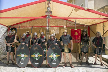 Mendigorría ha celebrado del 14 al 16 de junio el XVIII Festival Romano de Andelos. Durante estos días se organizaron diferentes actividades lúdicas que trasformaron este pueblo, situado en la Merindad de Olite, y le hicieron viajar 2.000 años atrás. Entre ellas, se incluyeron tres visitas guiadas al yacimiento histórico que da nombre al evento.