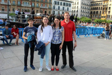 La Banda Municipal de Música La Pamplonesa ha organizado el programa Ifob 2019, un festival internacional de bandas que ha permitido a los pamploneses disfrutar de conciertos, desfiles, conferencias, clases magistrales, talleres y una feria de exposiciones: todo alrededor de las bandas de música. La cámara de ¡Click! salió por las calles del centro el domingo 16 para compartir el ambiente festivo y musical de este evento.