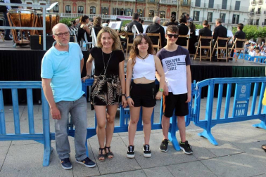 La Banda Municipal de Música La Pamplonesa ha organizado el programa Ifob 2019, un festival internacional de bandas que ha permitido a los pamploneses disfrutar de conciertos, desfiles, conferencias, clases magistrales, talleres y una feria de exposiciones: todo alrededor de las bandas de música. La cámara de ¡Click! salió por las calles del centro el domingo 16 para compartir el ambiente festivo y musical de este evento.