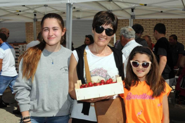 El domingo 16 de junio, Milagro volvió a convertirse en la capital de la cereza con la puesta en marcha de la vigésima edición del día dedicado a esta exquisita fruta. Alrededor de 15.000 personas acudieron a la cita, en la que además de los puestos de venta instalados en la calle se pudo disfrutar de variadas actividades como concurso de postres, conciertos, actuaciones o paseos en calesa hasta los huertos de cereza.