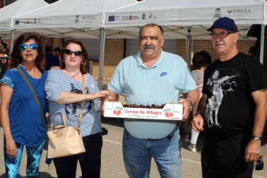 El domingo 16 de junio, Milagro volvió a convertirse en la capital de la cereza con la puesta en marcha de la vigésima edición del día dedicado a esta exquisita fruta. Alrededor de 15.000 personas acudieron a la cita, en la que además de los puestos de venta instalados en la calle se pudo disfrutar de variadas actividades como concurso de postres, conciertos, actuaciones o paseos en calesa hasta los huertos de cereza.