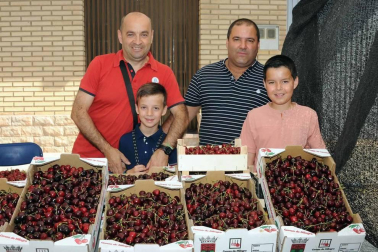 El domingo 16 de junio, Milagro volvió a convertirse en la capital de la cereza con la puesta en marcha de la vigésima edición del día dedicado a esta exquisita fruta. Alrededor de 15.000 personas acudieron a la cita, en la que además de los puestos de venta instalados en la calle se pudo disfrutar de variadas actividades como concurso de postres, conciertos, actuaciones o paseos en calesa hasta los huertos de cereza.
