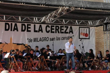 El domingo 16 de junio, Milagro volvió a convertirse en la capital de la cereza con la puesta en marcha de la vigésima edición del día dedicado a esta exquisita fruta. Alrededor de 15.000 personas acudieron a la cita, en la que además de los puestos de venta instalados en la calle se pudo disfrutar de variadas actividades como concurso de postres, conciertos, actuaciones o paseos en calesa hasta los huertos de cereza.