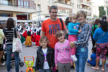 Un año más las asociaciones de comerciantes y el consistorio pamplonés han puesto en marcha la campaña 'Comercio hace ciudad' que busca dinamizar el comercio local a través de actividades de animación en las calles. En total, se han programado más de 60 actividades en los diferentes barrios de Pamplona. ¡Click! se acercó hasta la plaza Monasterio de Azuelo de San Juan donde hubo hinchables, chocolatada, reparto de flores y dantzas.