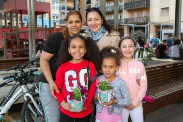Un año más las asociaciones de comerciantes y el consistorio pamplonés han puesto en marcha la campaña 'Comercio hace ciudad' que busca dinamizar el comercio local a través de actividades de animación en las calles. En total, se han programado más de 60 actividades en los diferentes barrios de Pamplona. ¡Click! se acercó hasta la plaza Monasterio de Azuelo de San Juan donde hubo hinchables, chocolatada, reparto de flores y dantzas.