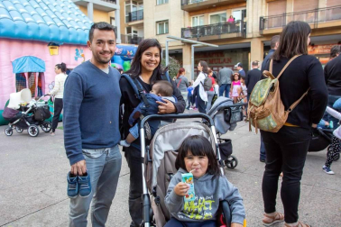 Un año más las asociaciones de comerciantes y el consistorio pamplonés han puesto en marcha la campaña 'Comercio hace ciudad' que busca dinamizar el comercio local a través de actividades de animación en las calles. En total, se han programado más de 60 actividades en los diferentes barrios de Pamplona. ¡Click! se acercó hasta la plaza Monasterio de Azuelo de San Juan donde hubo hinchables, chocolatada, reparto de flores y dantzas.