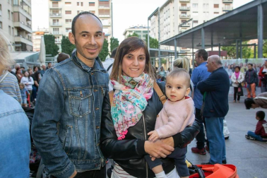 Un año más las asociaciones de comerciantes y el consistorio pamplonés han puesto en marcha la campaña 'Comercio hace ciudad' que busca dinamizar el comercio local a través de actividades de animación en las calles. En total, se han programado más de 60 actividades en los diferentes barrios de Pamplona. ¡Click! se acercó hasta la plaza Monasterio de Azuelo de San Juan donde hubo hinchables, chocolatada, reparto de flores y dantzas.