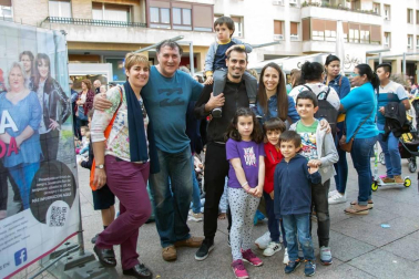 Un año más las asociaciones de comerciantes y el consistorio pamplonés han puesto en marcha la campaña 'Comercio hace ciudad' que busca dinamizar el comercio local a través de actividades de animación en las calles. En total, se han programado más de 60 actividades en los diferentes barrios de Pamplona. ¡Click! se acercó hasta la plaza Monasterio de Azuelo de San Juan donde hubo hinchables, chocolatada, reparto de flores y dantzas.