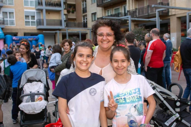 Un año más las asociaciones de comerciantes y el consistorio pamplonés han puesto en marcha la campaña 'Comercio hace ciudad' que busca dinamizar el comercio local a través de actividades de animación en las calles. En total, se han programado más de 60 actividades en los diferentes barrios de Pamplona. ¡Click! se acercó hasta la plaza Monasterio de Azuelo de San Juan donde hubo hinchables, chocolatada, reparto de flores y dantzas.