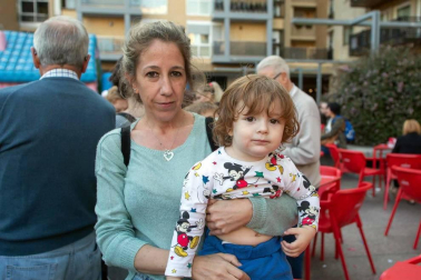 Un año más las asociaciones de comerciantes y el consistorio pamplonés han puesto en marcha la campaña 'Comercio hace ciudad' que busca dinamizar el comercio local a través de actividades de animación en las calles. En total, se han programado más de 60 actividades en los diferentes barrios de Pamplona. ¡Click! se acercó hasta la plaza Monasterio de Azuelo de San Juan donde hubo hinchables, chocolatada, reparto de flores y dantzas.