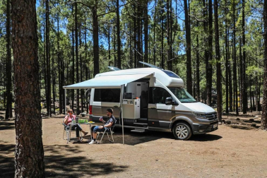 Una furgoneta XXL de tipo camper basada en la VW Crafter. Mide seis metros de longitud y llega al mercado con comodidades novedosas como un cuarto de baño con ducha, además de cocina.
