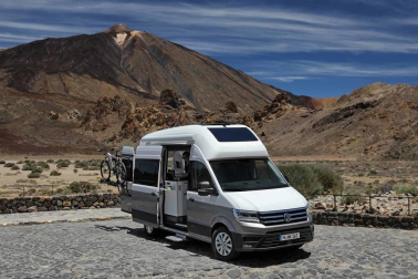 Una furgoneta XXL de tipo camper basada en la VW Crafter. Mide seis metros de longitud y llega al mercado con comodidades novedosas como un cuarto de baño con ducha, además de cocina.
