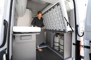 Una furgoneta XXL de tipo camper basada en la VW Crafter. Mide seis metros de longitud y llega al mercado con comodidades novedosas como un cuarto de baño con ducha, además de cocina.