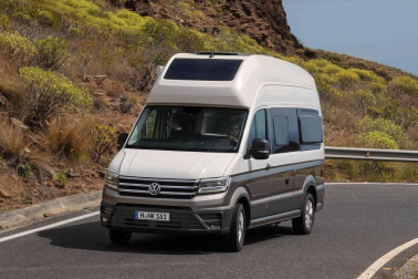 Una furgoneta XXL de tipo camper basada en la VW Crafter. Mide seis metros de longitud y llega al mercado con comodidades novedosas como un cuarto de baño con ducha, además de cocina.