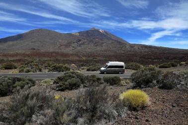 Una furgoneta XXL de tipo camper basada en la VW Crafter. Mide seis metros de longitud y llega al mercado con comodidades novedosas como un cuarto de baño con ducha, además de cocina.