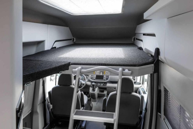 Una furgoneta XXL de tipo camper basada en la VW Crafter. Mide seis metros de longitud y llega al mercado con comodidades novedosas como un cuarto de baño con ducha, además de cocina.