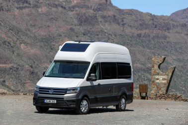 Una furgoneta XXL de tipo camper basada en la VW Crafter. Mide seis metros de longitud y llega al mercado con comodidades novedosas como un cuarto de baño con ducha, además de cocina.