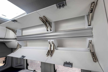 Una furgoneta XXL de tipo camper basada en la VW Crafter. Mide seis metros de longitud y llega al mercado con comodidades novedosas como un cuarto de baño con ducha, además de cocina.