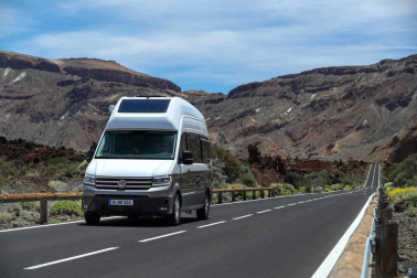 Una furgoneta XXL de tipo camper basada en la VW Crafter. Mide seis metros de longitud y llega al mercado con comodidades novedosas como un cuarto de baño con ducha, además de cocina.