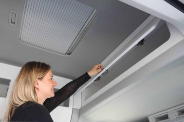 Una furgoneta XXL de tipo camper basada en la VW Crafter. Mide seis metros de longitud y llega al mercado con comodidades novedosas como un cuarto de baño con ducha, además de cocina.