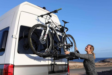 Una furgoneta XXL de tipo camper basada en la VW Crafter. Mide seis metros de longitud y llega al mercado con comodidades novedosas como un cuarto de baño con ducha, además de cocina.