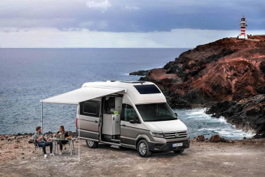 Una furgoneta XXL de tipo camper basada en la VW Crafter. Mide seis metros de longitud y llega al mercado con comodidades novedosas como un cuarto de baño con ducha, además de cocina.
