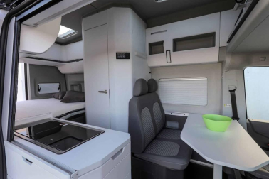 Una furgoneta XXL de tipo camper basada en la VW Crafter. Mide seis metros de longitud y llega al mercado con comodidades novedosas como un cuarto de baño con ducha, además de cocina.