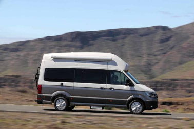 Una furgoneta XXL de tipo camper basada en la VW Crafter. Mide seis metros de longitud y llega al mercado con comodidades novedosas como un cuarto de baño con ducha, además de cocina.